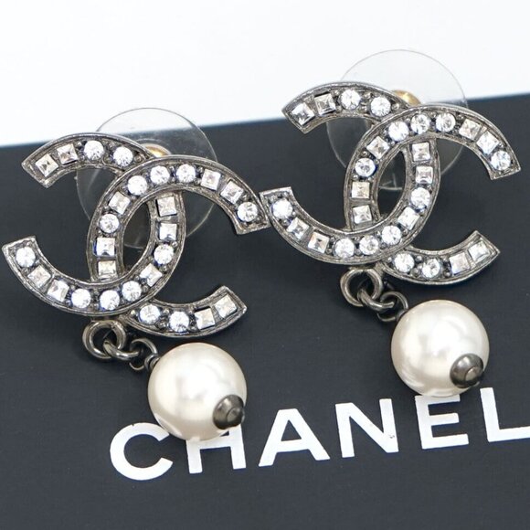 CHANEL CC Logos Rhinestone Pearl Dangle Stud Earrings Gray Tone F21S Auth w/Box - Picture 1 of 6